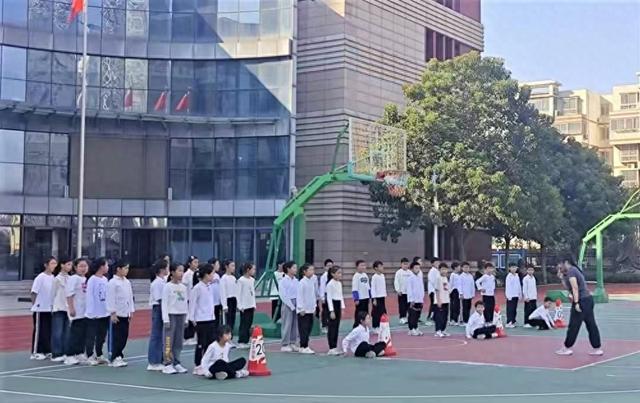 郑州管城区外国语牧歌小学：以特jbo竞博电竞网址色体育课程绘牧歌教育华章