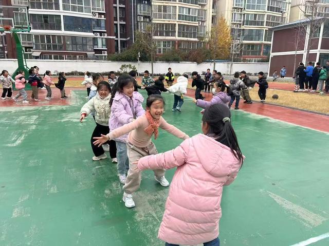 郑州管城区外国语牧歌小学：以特jbo竞博电竞网址色体育课程绘牧歌教育华章(图3)